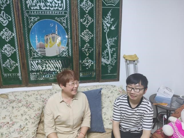 隊(duì)員前往居民家中詢問生活情況及問題
