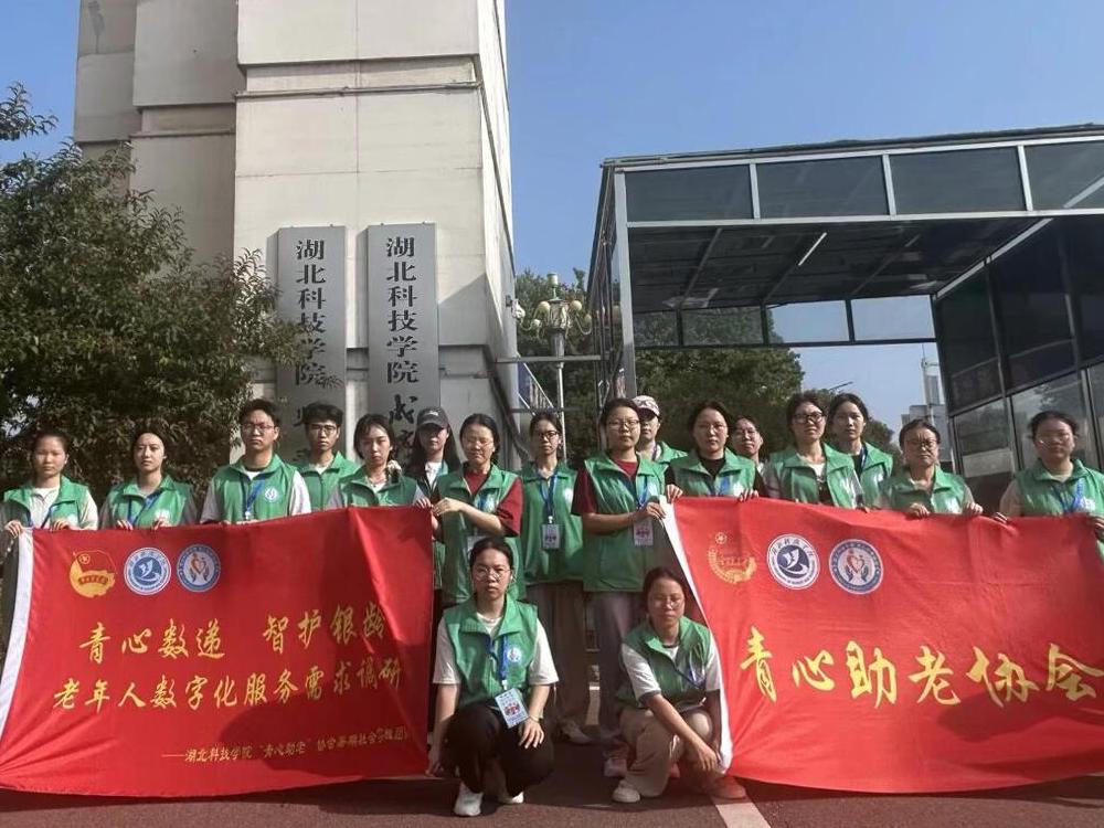 圖為團隊在學(xué)校門口合影。劉文莉供圖