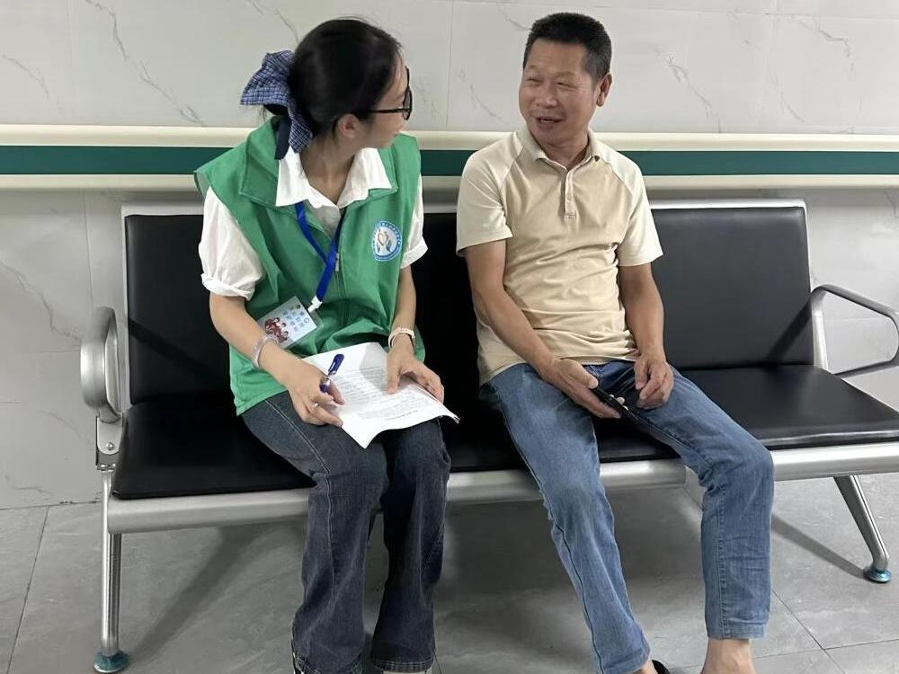圖為志愿者了解老人數(shù)字化困境。劉文莉供圖
