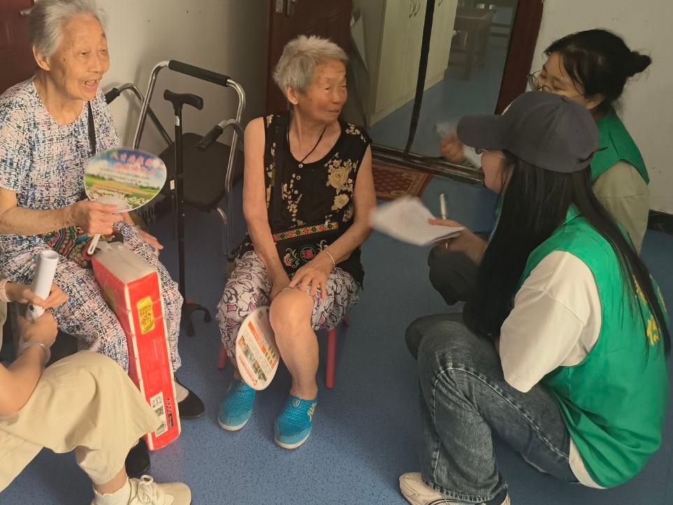 圖為成員們傾聽老人們數(shù)字化難題。喬曉陽供圖
