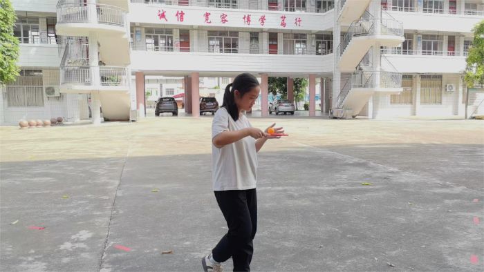 學生進行“平衡之術”項目