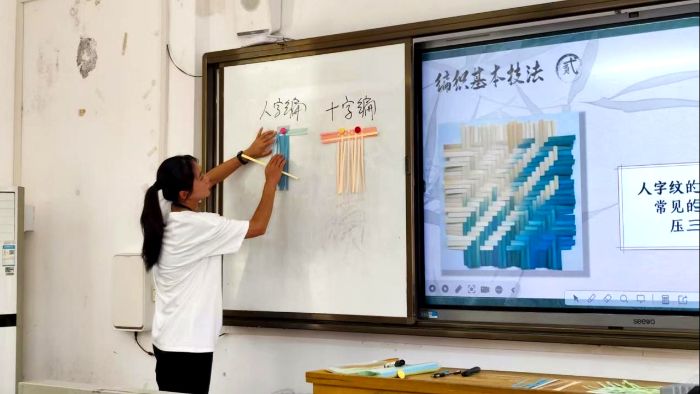 流墨實(shí)踐服務(wù)隊(duì)李淑玲上課